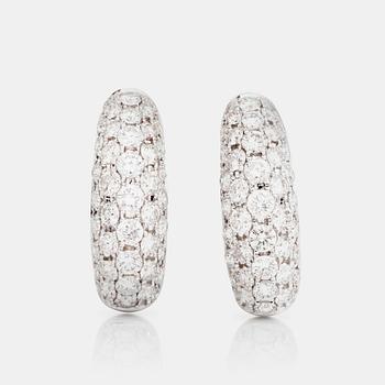 759. A pair of diamond earrings, 2.79 cts in total.