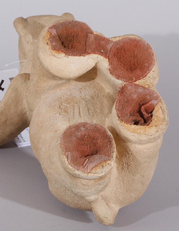 OKÄND KONSTNÄR, skulptur, stengods. Otydl.stämplar.