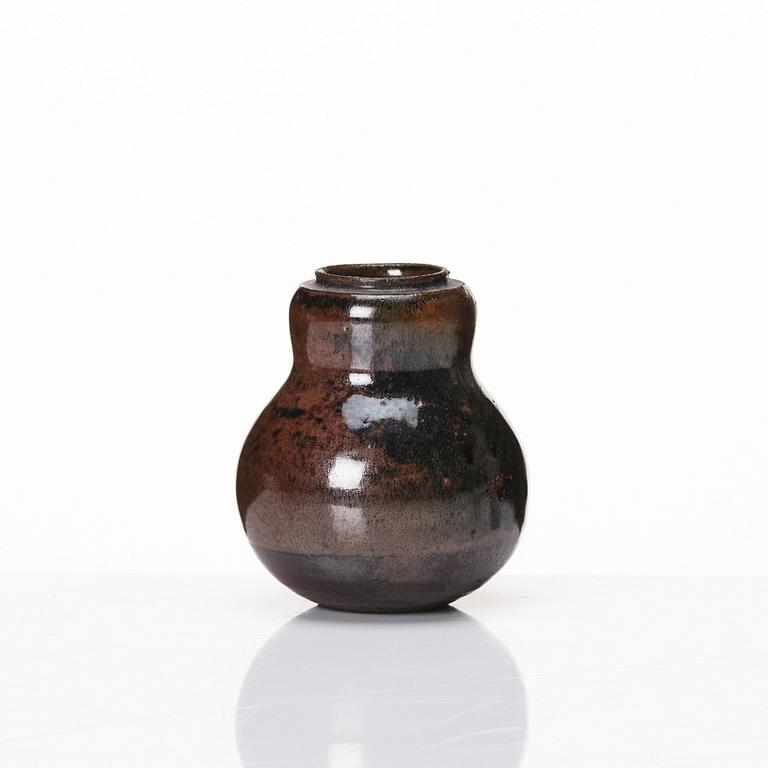 A Japanese tea jar, Edo period (1603-1868).