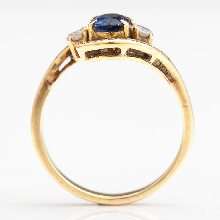 A 14-18K gold ring with a sapphire and diamonds ca. 0.43 ct in total.