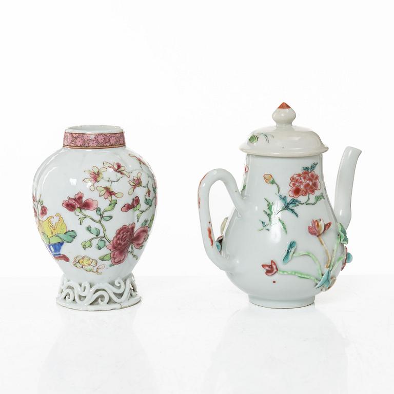 Tedosa och kanna samt kopp och lock, porslin, Kina, Qingdynstin, 1700-tal.