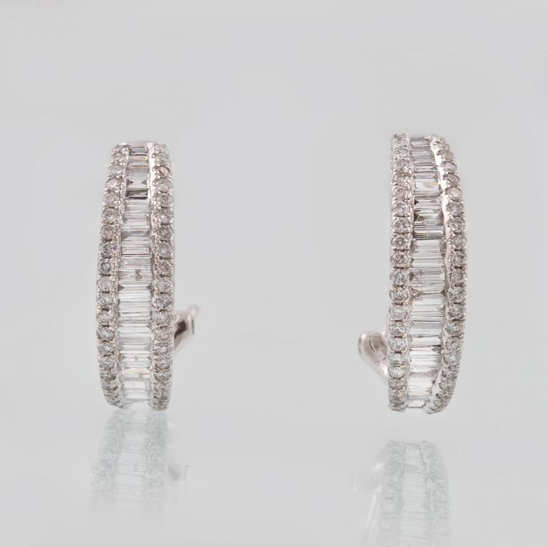 ÖRHÄNGEN, 18K vitguld med briljant och baguetteslipade diamanter ca 1.60 ct. Vikt 8,7 gram.