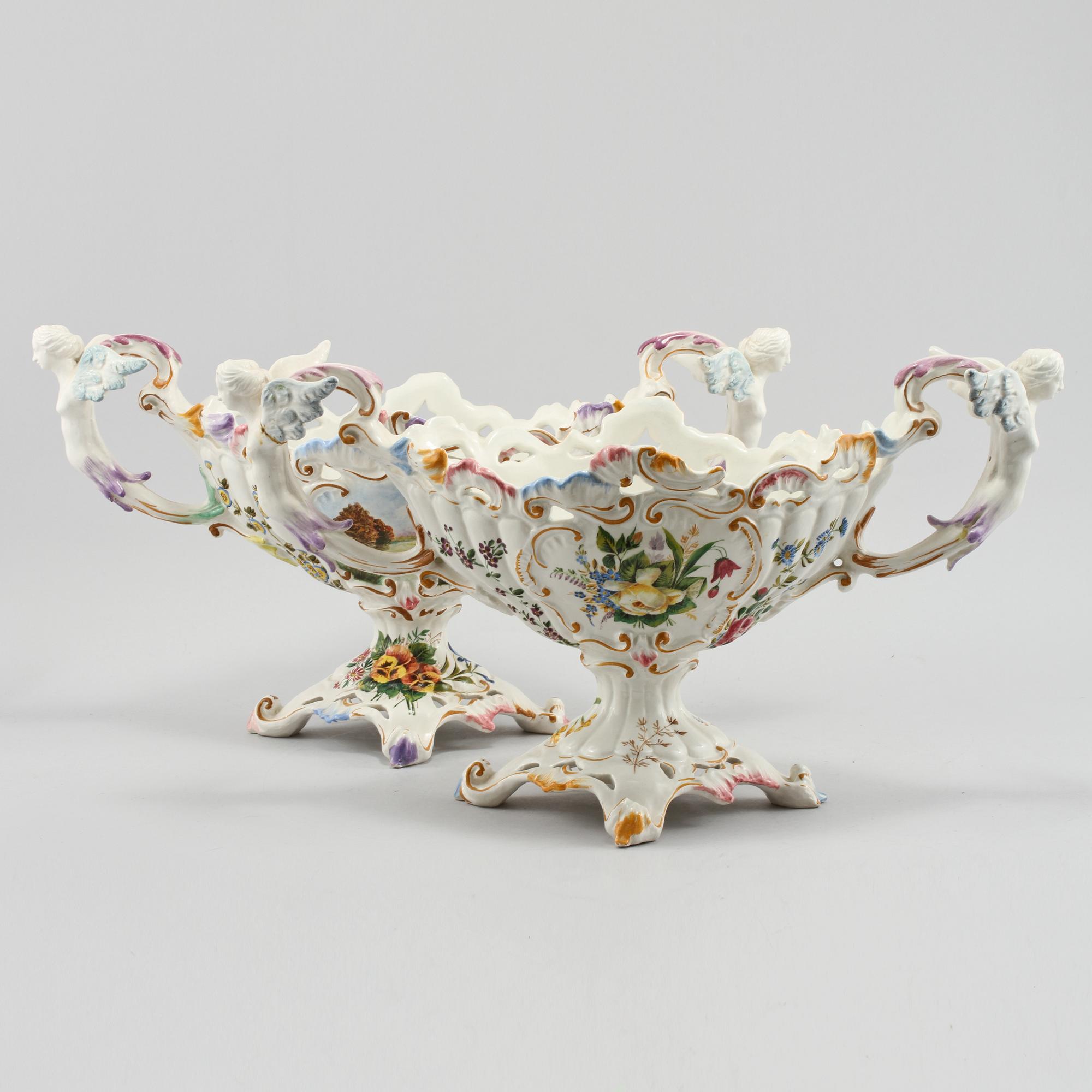 JARDINIERER, ett par, rokokostil, flintgods, omkring 1900-talets mitt.