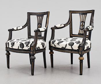 KARMSTOLAR, 2 st snarlika, gustavianska, 1700-tal.