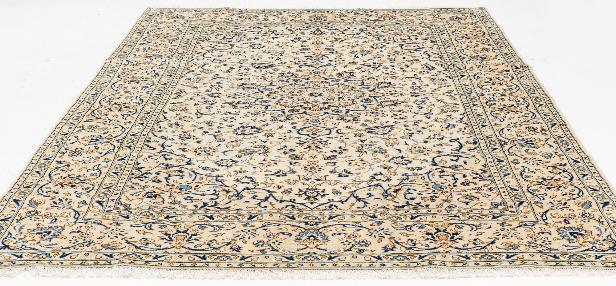 A Kashan carpet, ca 352 x 239 cm.