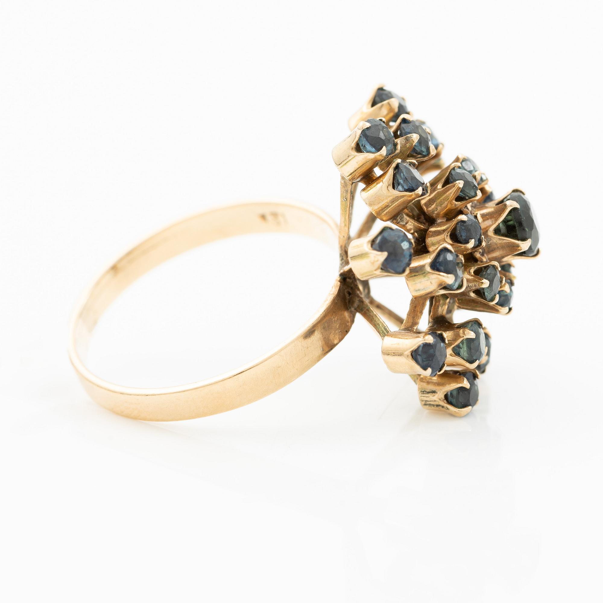 Ring 18K gold with faceted sapphires.