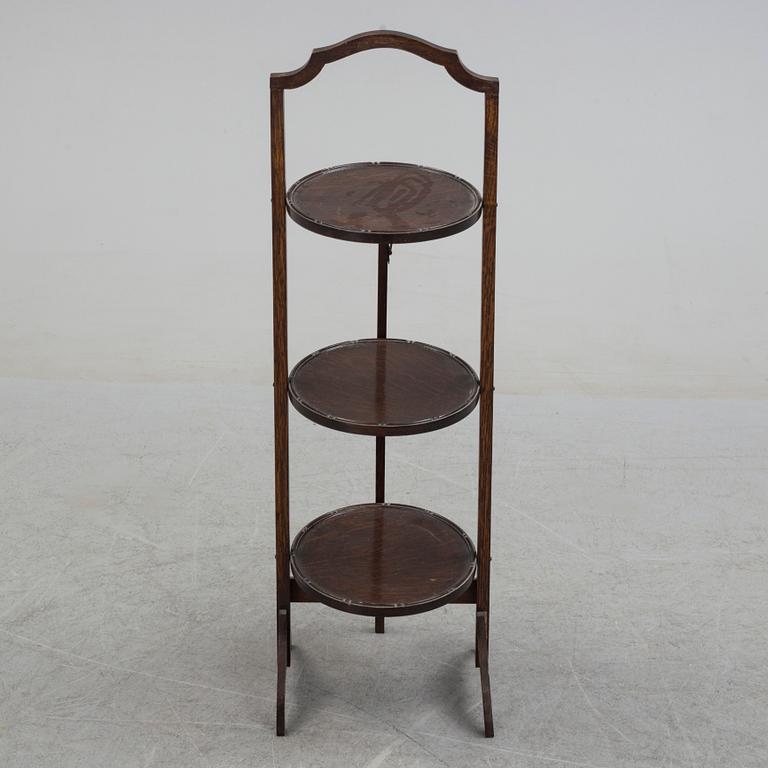 CAKESTAND, oak, England, 20th century.