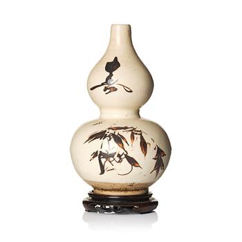 879. A calebass shaped vase, Ming dynasty (1368-1644).