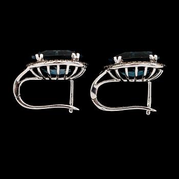 ÖRHÄNGEN, 1 par, 14K vitguld, blå topaser samt diamanter. Enligt uppgift London.