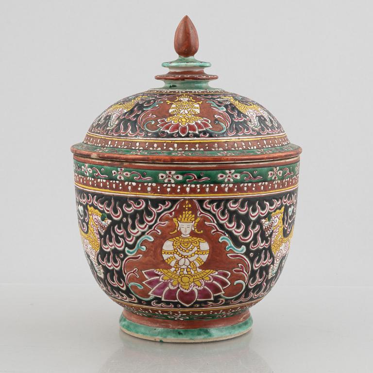 A Benjarong porcelain bowl with cover, Thailand, 19th century.