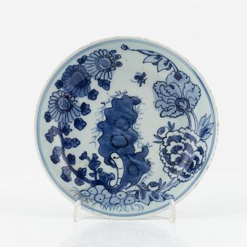 A blue and white porcelain dish, China, 17th century.