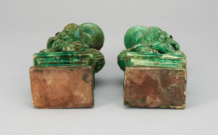 RÖKELSEHÅLLARE, ett par, lergods. Qing dynastin (1644-1914).