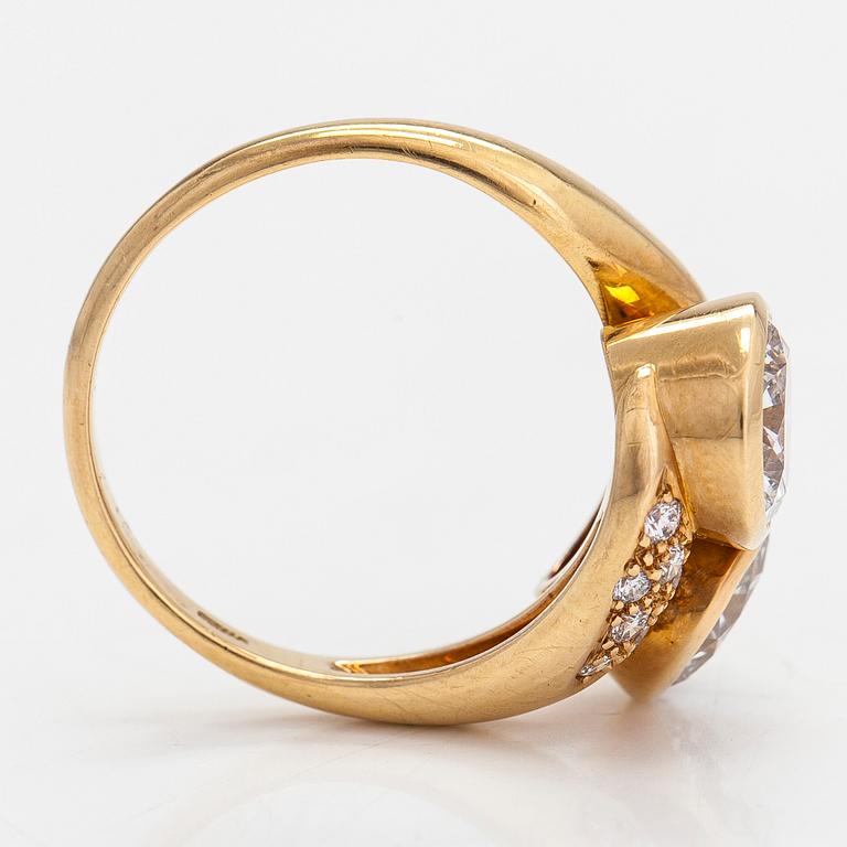 Ring, 18K guld, briljantslipade diamanter totalt ca 3.56 ct. Schweiz. Med intyg.