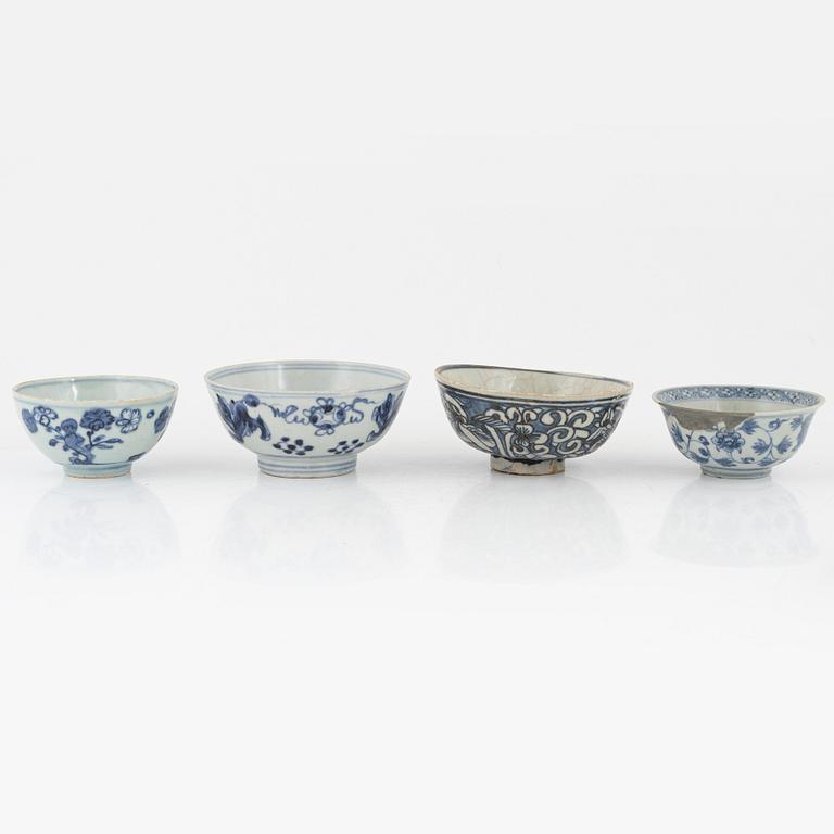 Five blue and white porcelain bowls, Ming dynasty (1368-1644).
