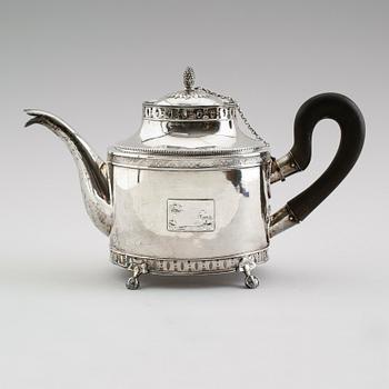 TEKANNA, silver, Olof Hagrelius, Mariefred 1820. Vikt ca 723 gram.