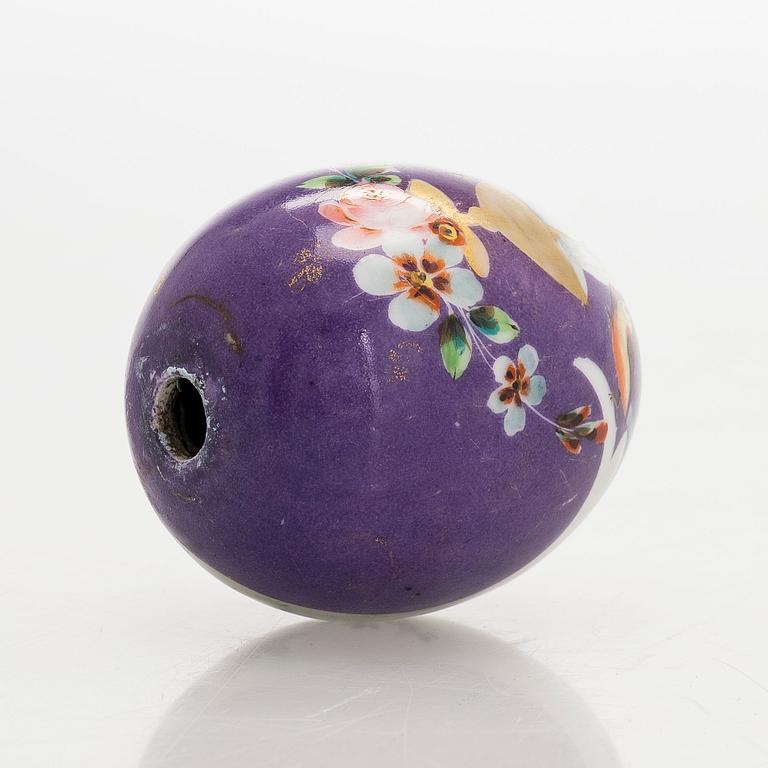 Dekorationsägg, porslin, Ryssland, kring sekelskiftet 1900.