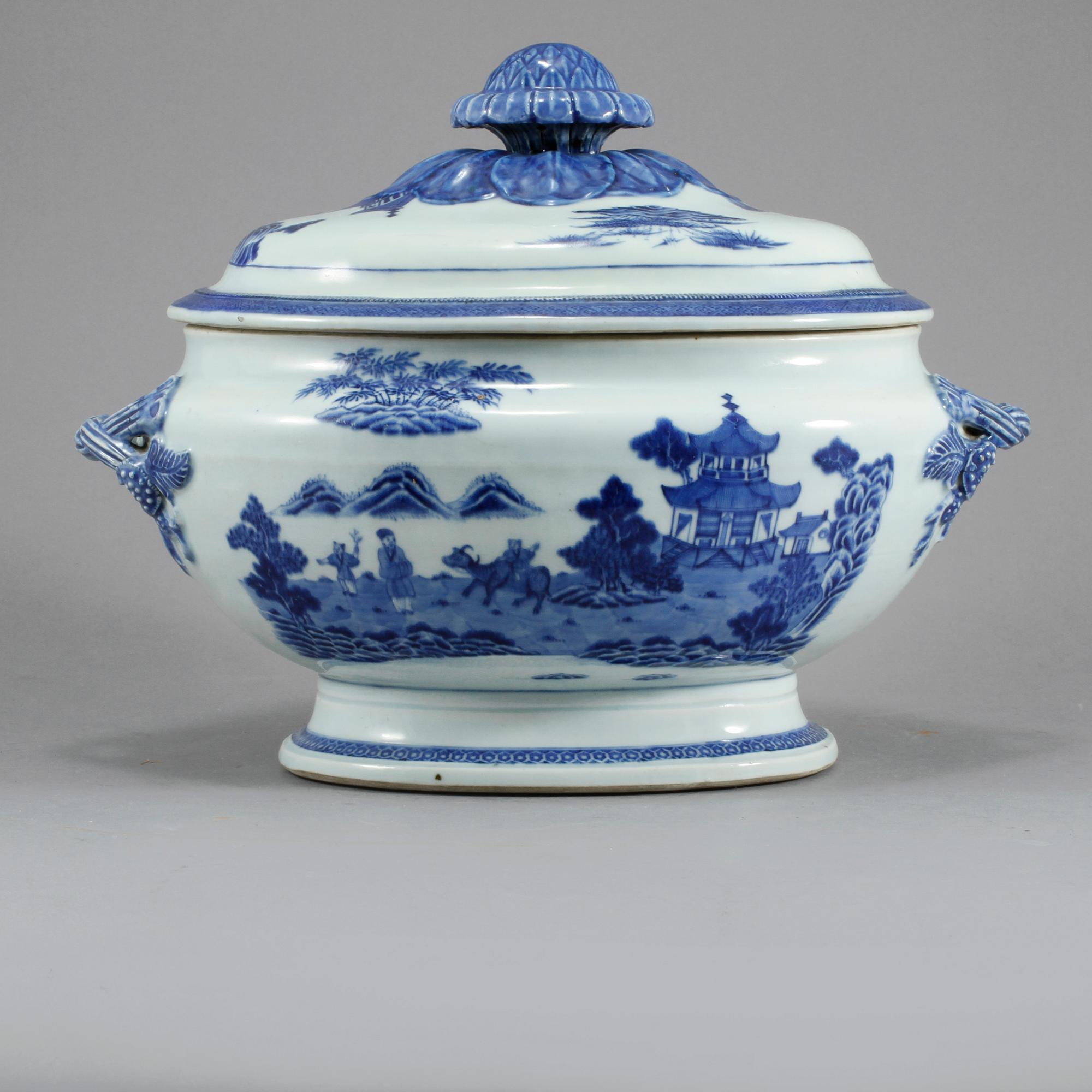 TERRIN, porslin, Kina, omkring år 1800.