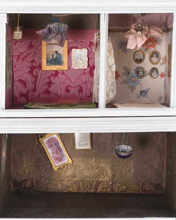 DOCKSKÅP med  MÖBLER samt DOCKOR, 1900-tal.