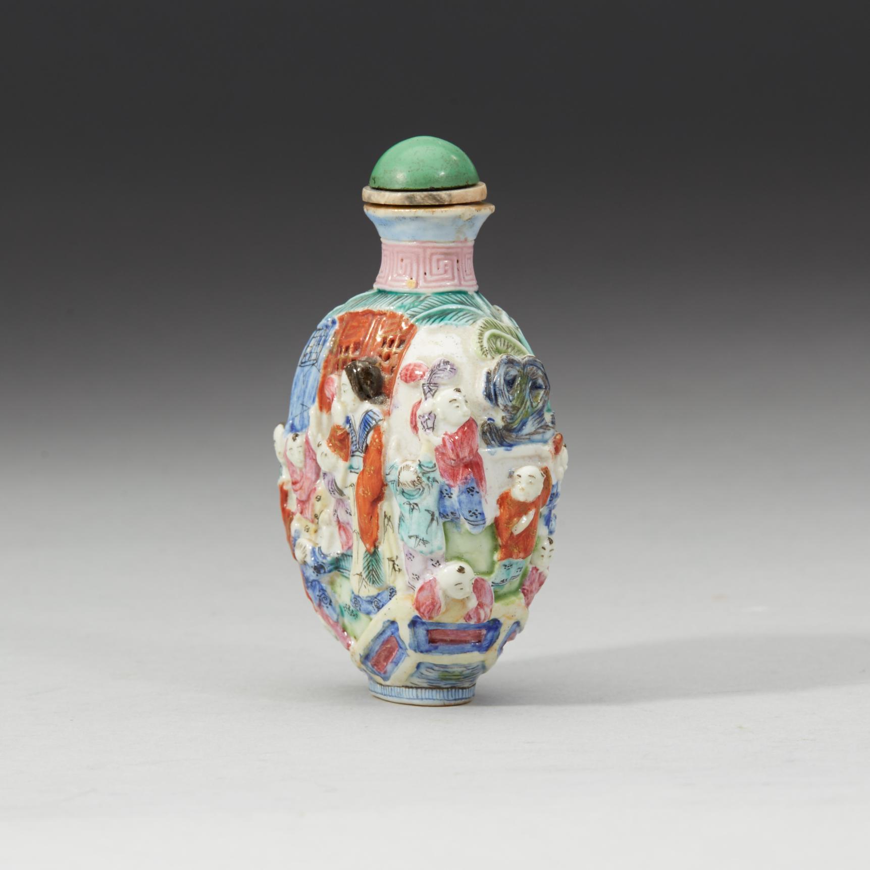 A famille rose snuff bottle, late Qing dynasty, 19th Century.