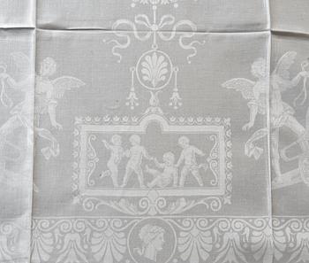 DUK och SERVIETTER, 23 st., linnedamast. Duken 270 x 196 cm, servietterna ca 72 x 69,5 vardera. Sachsen 1800-talets andra hälft.