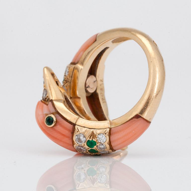 RING, Van Cleef & Arpels, med briljantslipade diamanter totalt ca 0.96 ct, smaragder samt snidad korall.