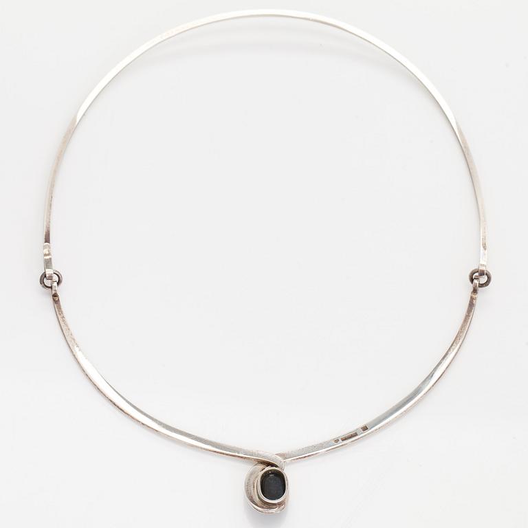 Kaunis Koru, necklace and earrings, spectrolite, silver, 1992.