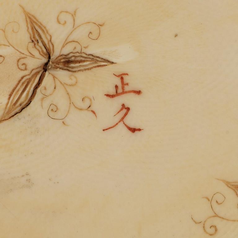 OKIMONOS, två stycken, elfenben. Japan, tidigt 1900-tal.