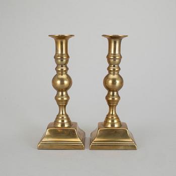 LJUSSTAKAR, ett par, mässing, England/Holland, 1800-tal.