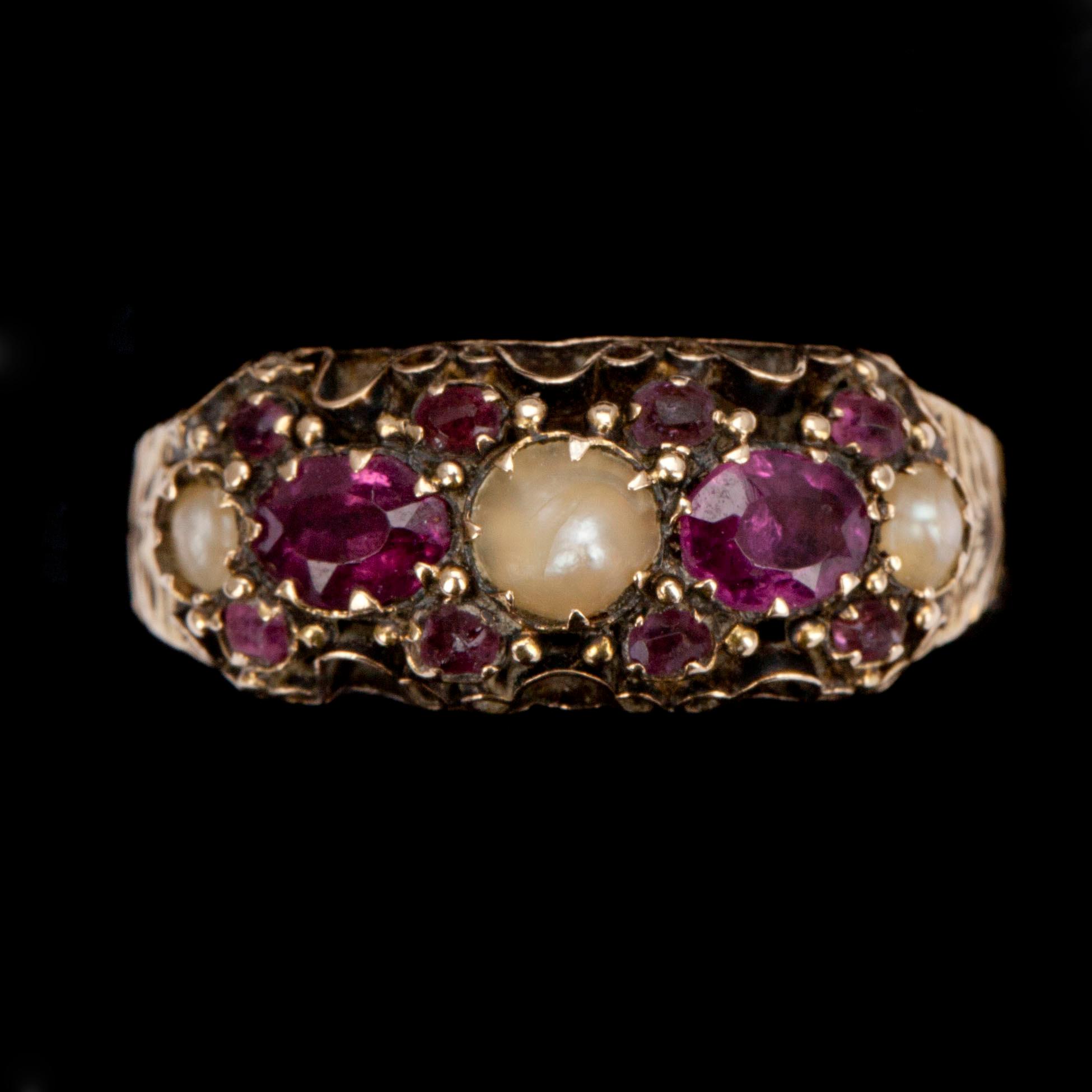 RING, 15 k guld, England, Birmingham 1905. Pärlor och granater, 2,2 g.