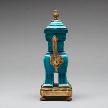 A turquoise glazed 'ding' vase with cover, Qing dynasty, Kangxi (1662-1722).