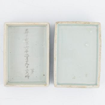 A blue and white porcelain box with cover, Qing dynasty, circa 1900. With an inscription.