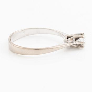 Ring 18K vitguld med en rund briljantslipad diamant.
