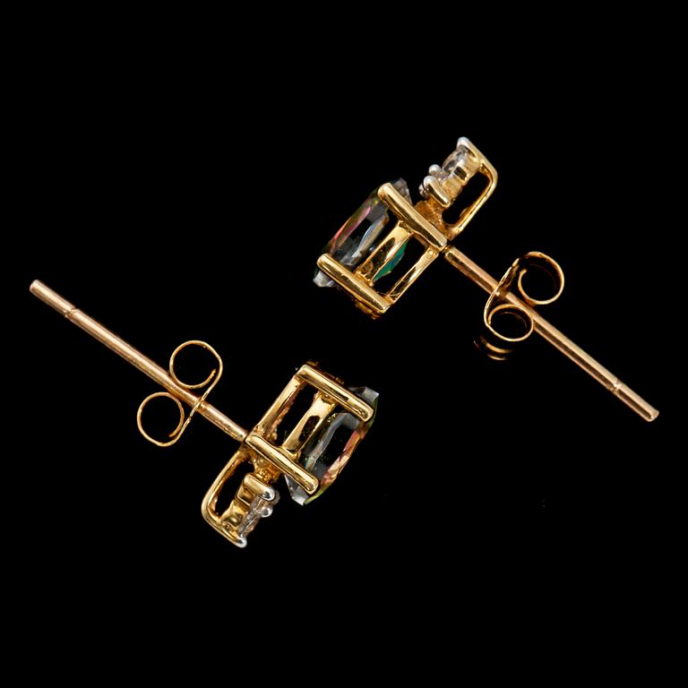 RING, HÄNGE samt ÖRHÄNGEN, ett par, 10k guld med topaser och tot 11 fasettslipade diamanter. Vikt 5 g.