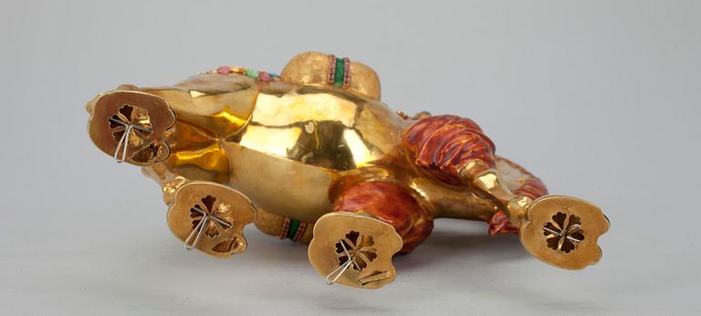 KAMEL, guld 18k, Kina 1970-tal, kontrollstämplad i Finland 1975. Tot. vikt ca 721 g, utan sockel.