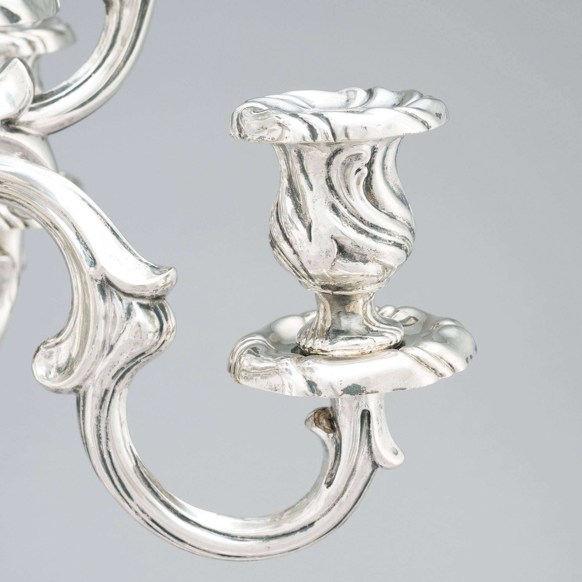 Hermann Julius Wilm, kandelabrar, silver 750, ett par, Louis XV-stil, Berlin, omkring år 1900.