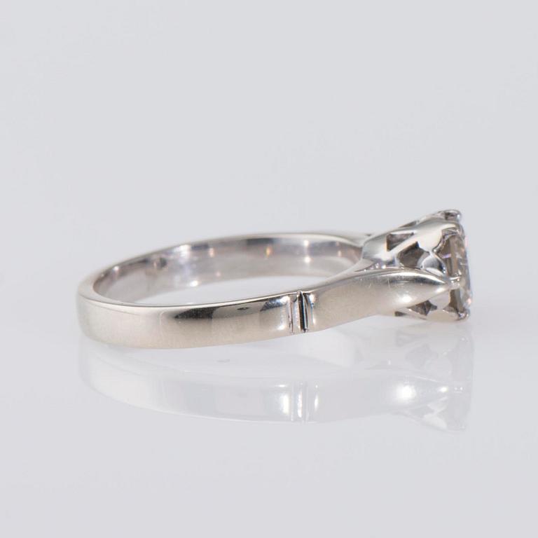 RING, 14K vitguld, briljantslipad diamant, ca 1,10 ct. Vikt 4,8 g.