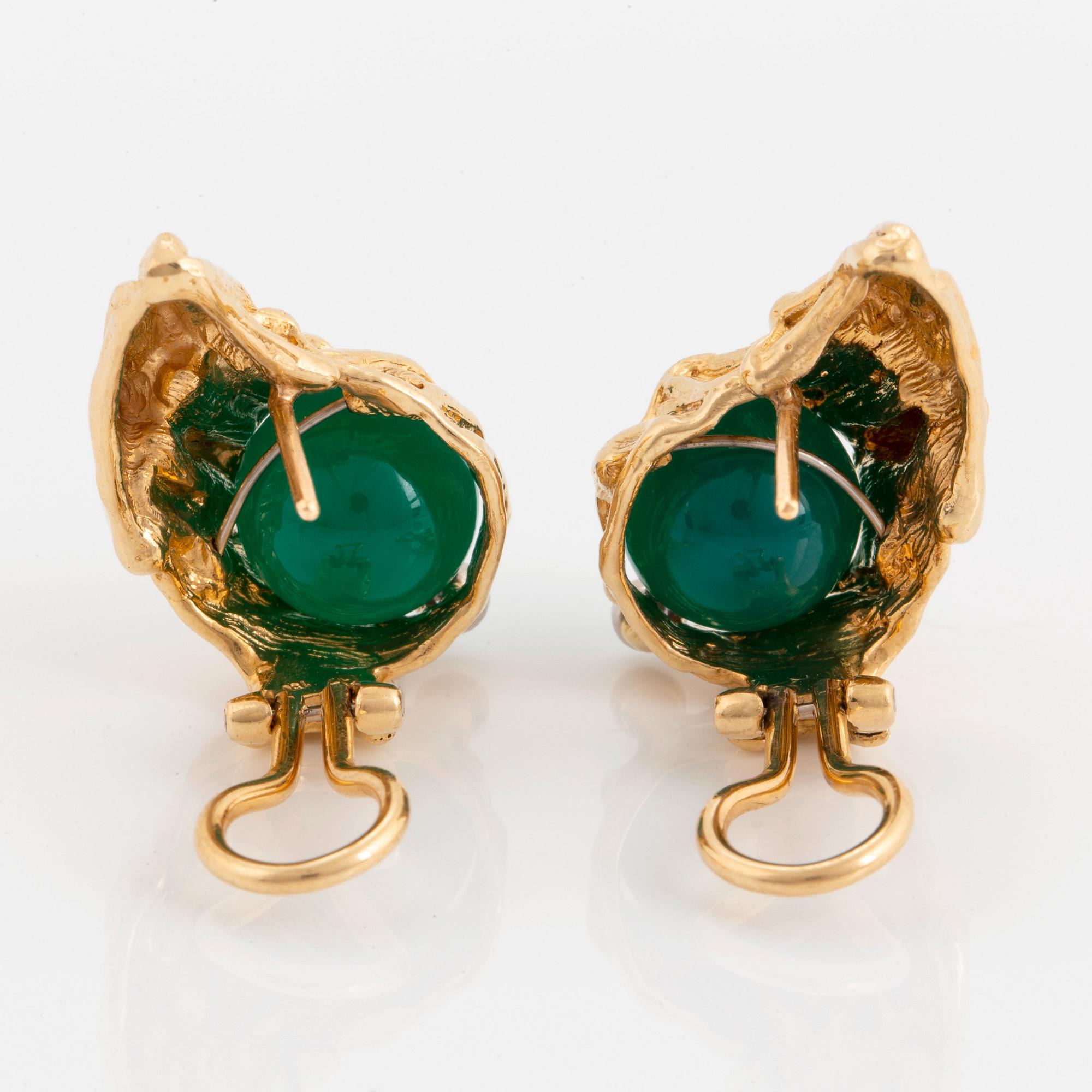 Gilbert Albert ett par örhängen 18K guld med grön kalcedon och runda briljantslipade diamanter.
