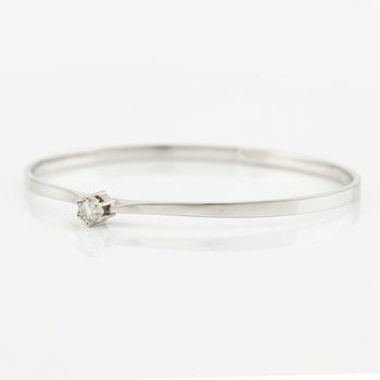 Bangle 18K white gold with a round brilliant-cut diamond.