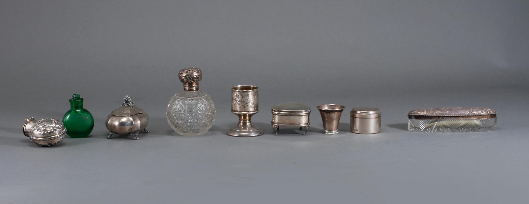 PARTI SILVER, 8 delar, mestadels England och Sverige, 1900-tal, vikt exklusive glas samt fylld del ca 300 g.