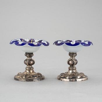 SALTKAR, ett par, på fot. Silver och glas. Troligen Christian Hammer, Stockholm 1852. Total vikt ca 255 gram.