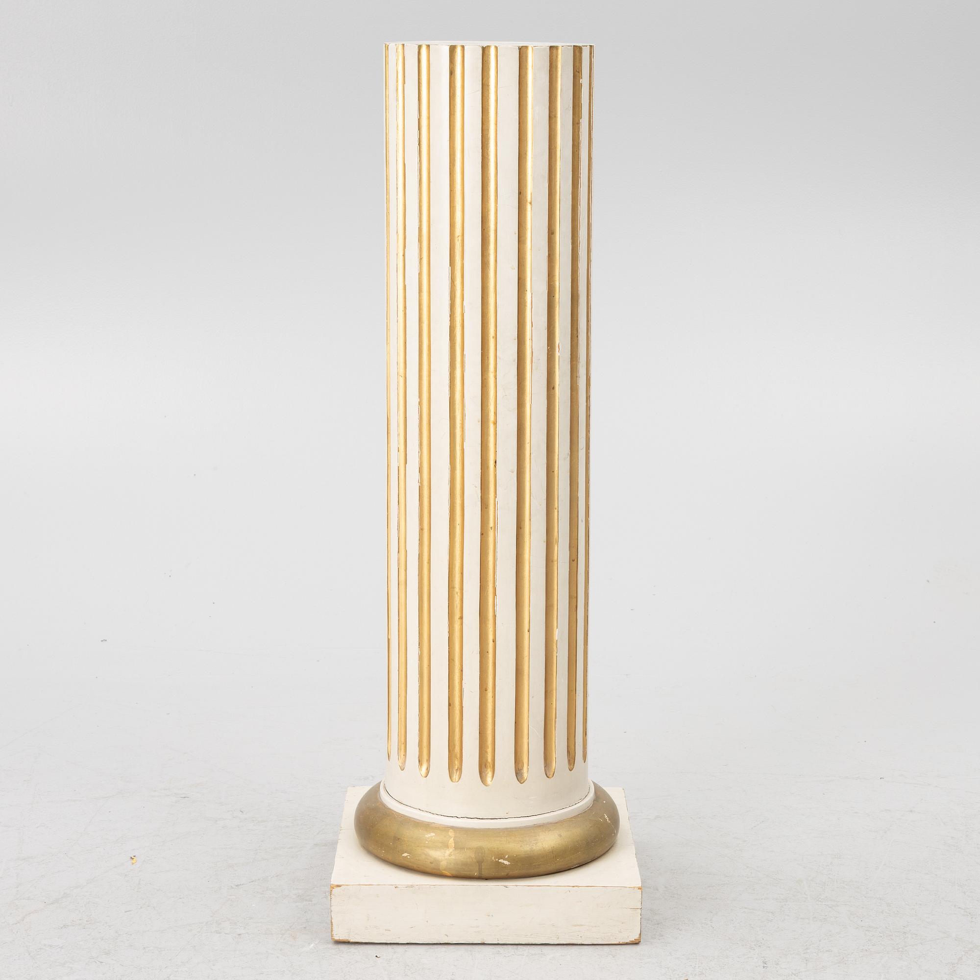 A pedestal, early 20th Century.