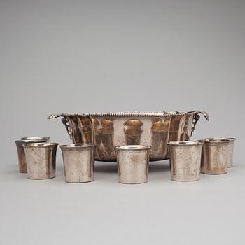 JARDINJÄR samt BÄGARE, 8 st, silver Bl a. CG Hallberg Stockholm 1946. Total vikt 542 gr.