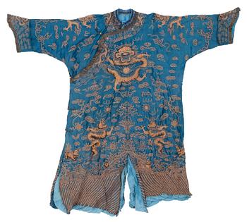 318. ROBE, silk. Height 123 cm. China around 1900.