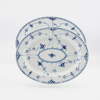 Servis 87 dlr, "Musselmalet - whole and half blonde", Royal Copenhagen Denmark porcelain.