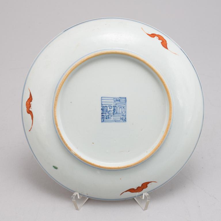 A set of five Chinese porcelain plates, 20th century.