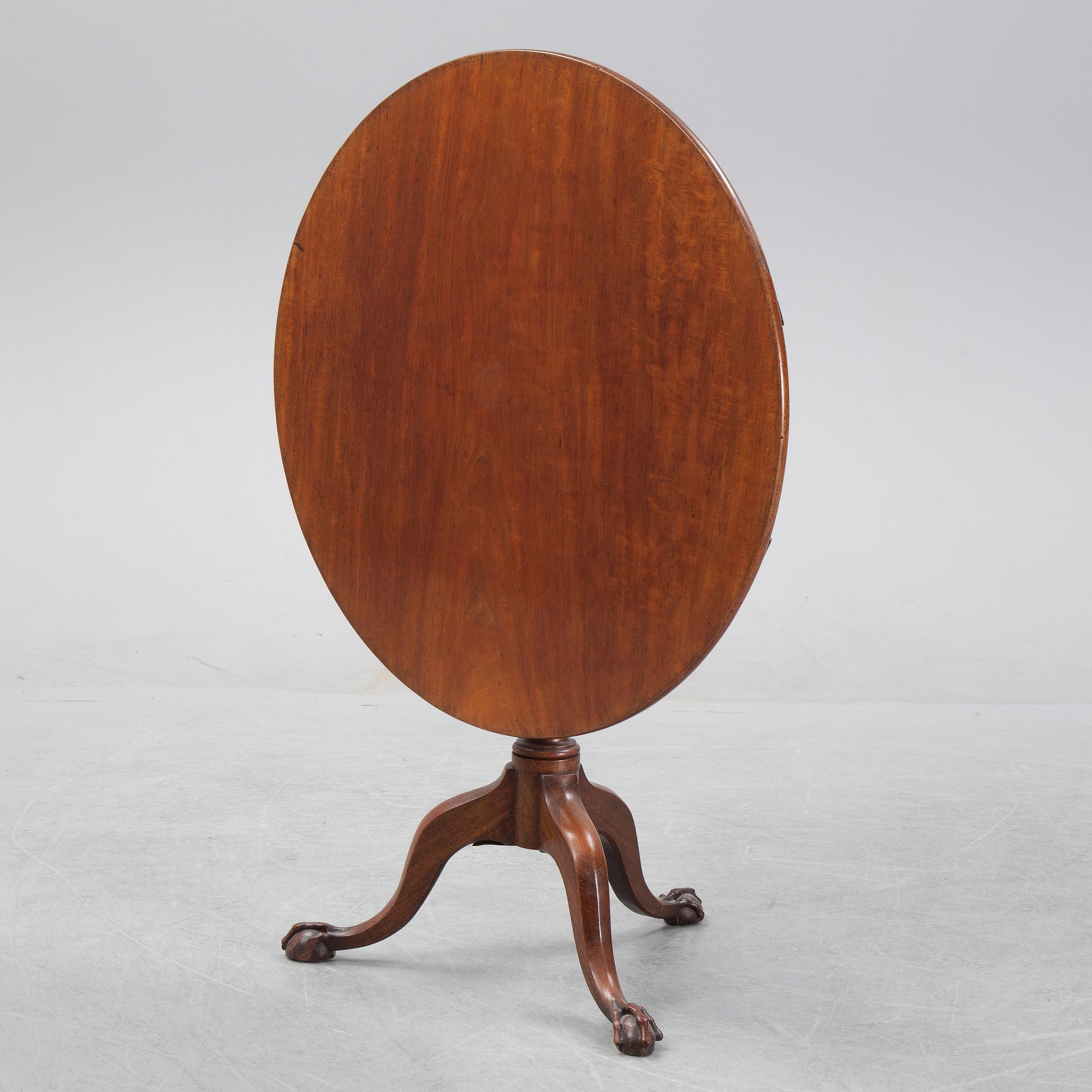 A mahogany folding table, England circa 1800.