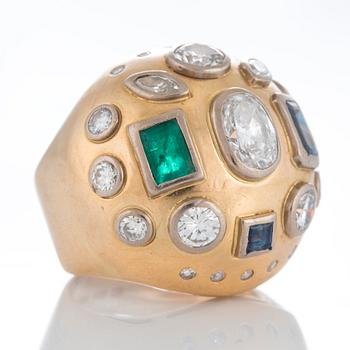 An 18K gold ring set with brilliant- and single-cut diamonds ca 3 cts and faceted sapphires and an emerald.