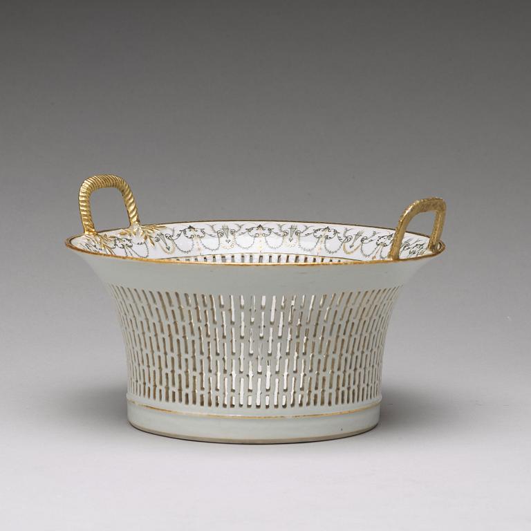 A grisaille chesnut basket with stand, Qing dynasty, late Qianlong (1736-95).