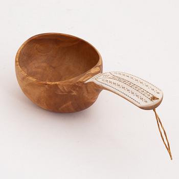 A birch cup by Tore Sunna, before 1977.