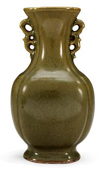 A teadustglazed vase, late Qing dynasty (1644-1912).